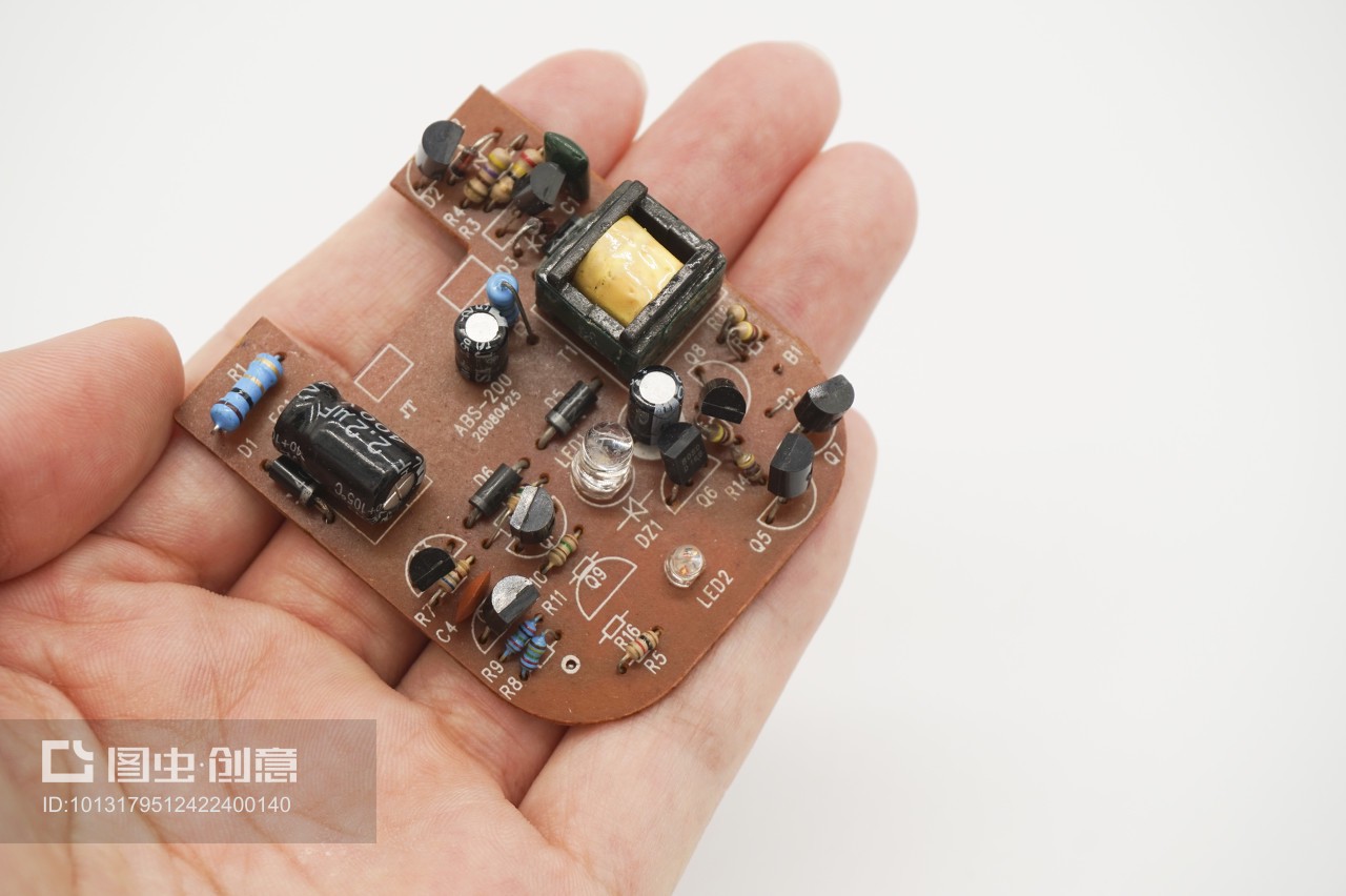 微观宇宙 解析集成电路板与PCB电路板的精密之美
